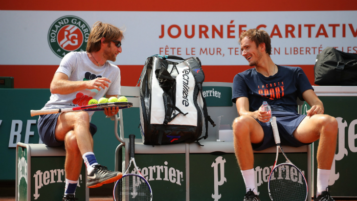 Даниил Медведев (справа) на «Ролан Гаррос»