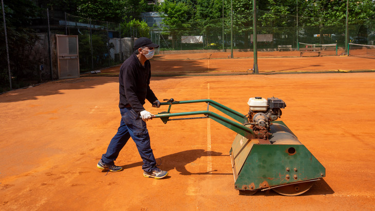 Теннисные корты пока простаивают