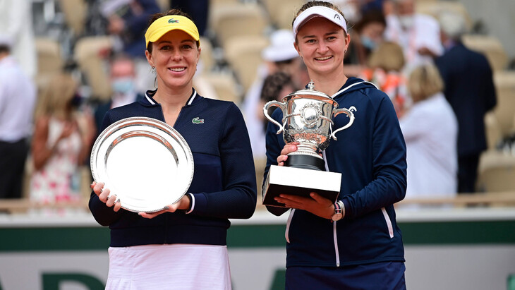 Анастасия Павлюченкова (слева)