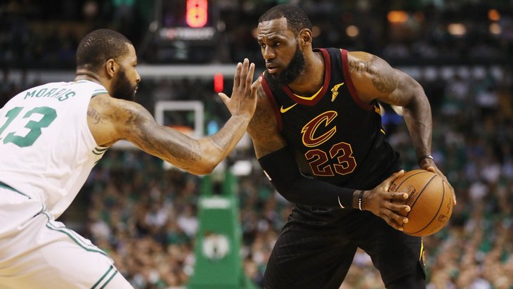 Маркус Моррис и Леброн Джеймс