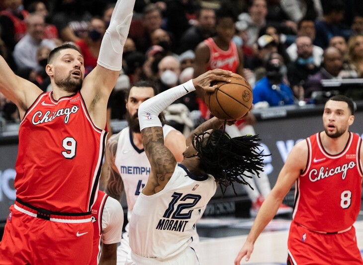 Джа Морант (с мячом)