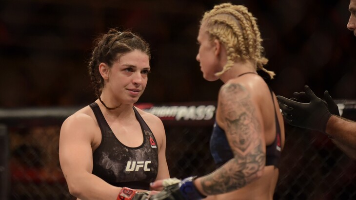 Маккензи Дерн (слева)