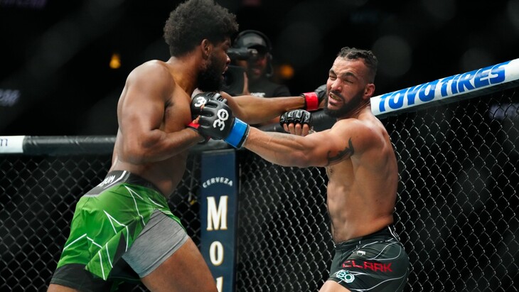 Кеннеди Нзечукву (слева)