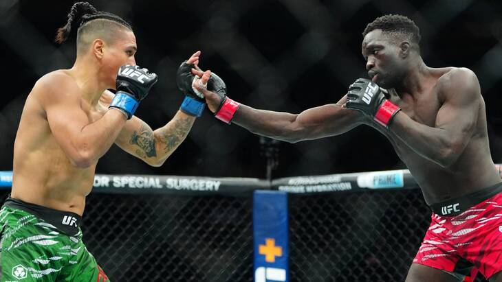 Дэвид Онама (справа)