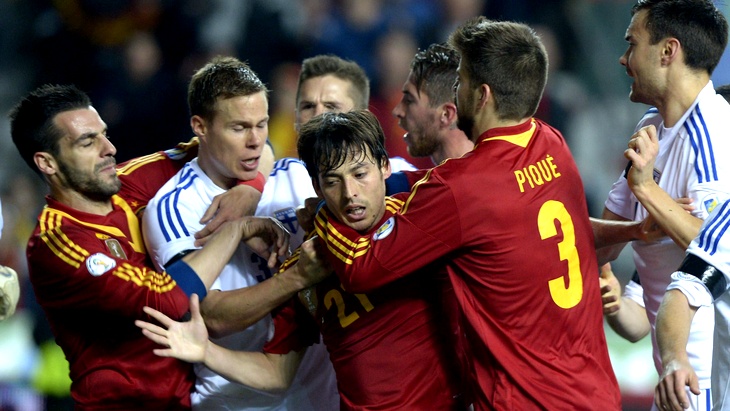 Первый матч Испании и Финляндии получился боевым