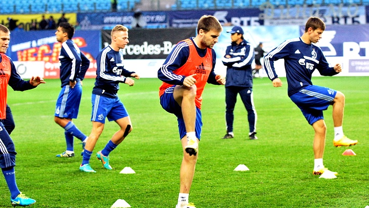 Футболисты «Динамо» на разминке