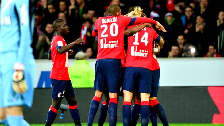 Футболисты «Лилля» праздную гол в ворота «Монако»