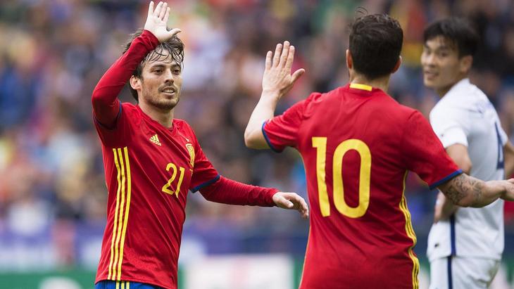 Давид Сильва (слева)