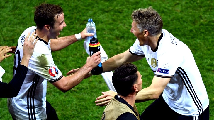 Марио Гетце и Бастиан Швайнштайгер радуются после победы над Украиной