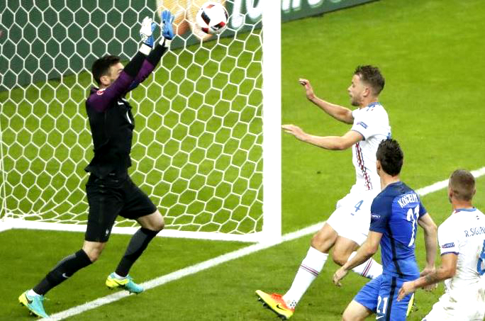 Льорис спасает Францию