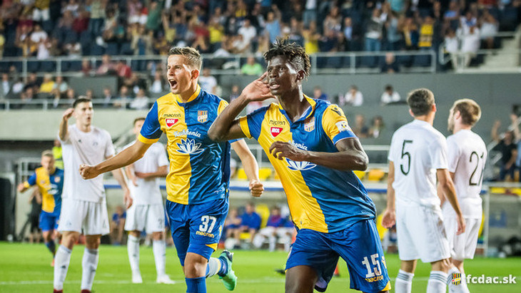 Футболисты ДАКа празднуют гол в ворота тбилисского «Динамо»