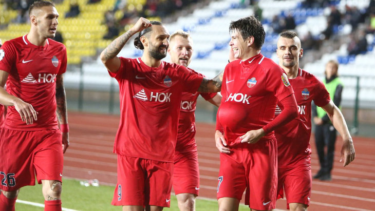 Игроки «Енисея» празднуют победный гол в ворота «Крыльев Советов»