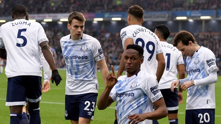 Футболисты «Эвертона» отмечают забитый гол