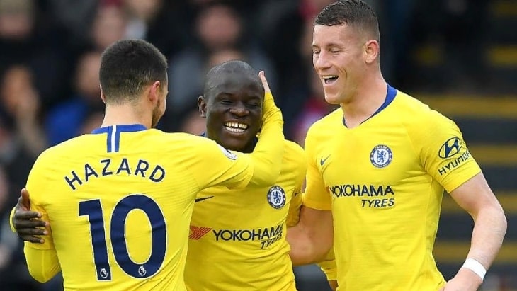 Игроки поздравляют Канте с забитым голом