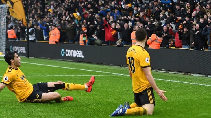 Диого Жота празднует забитый мяч с болельщиками