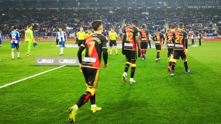 Футболисты «Райо» в матче против «Эспаньола»