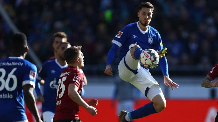 Суат Сердар в прыжке за мячом