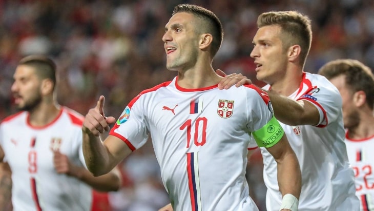 Душан Тадич празднует гол с партнерами по сборной