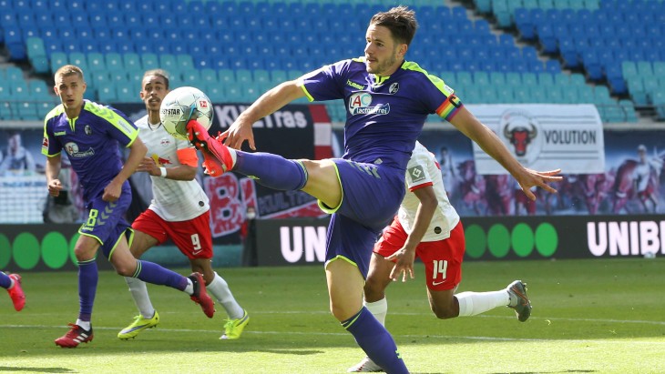 Кристиан Гюнтер в матче с «Лейпцигом»