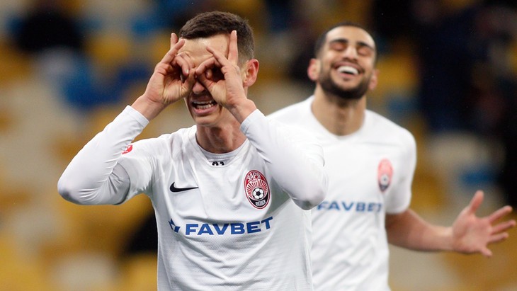 Футболист «Зари» празднует гол