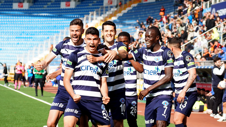 Футболисты команды гостей