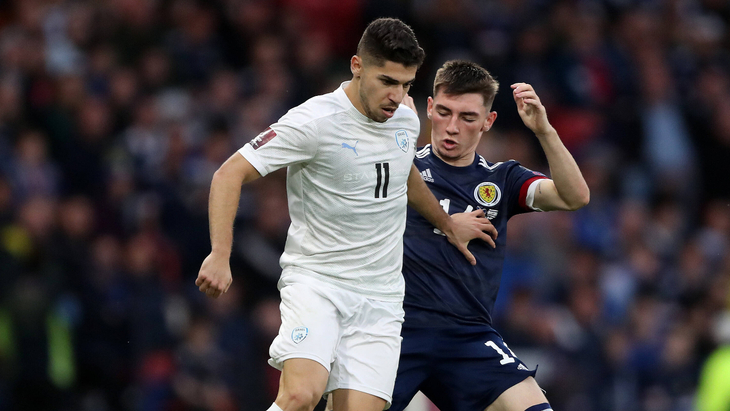 Манор Соломон (в белом) в матче против Шотландии в отборе на ЧМ-2022