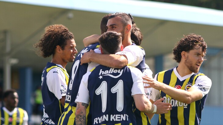 «Фенербахче» на товарищеском матче с «Нефтчи»