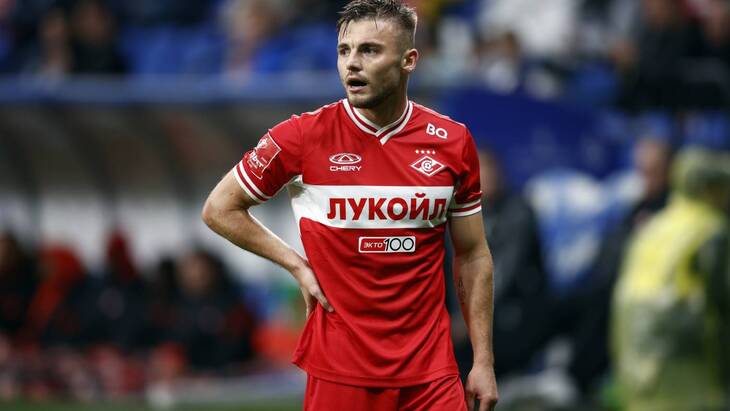 Защитник гостей Олег Рябчук