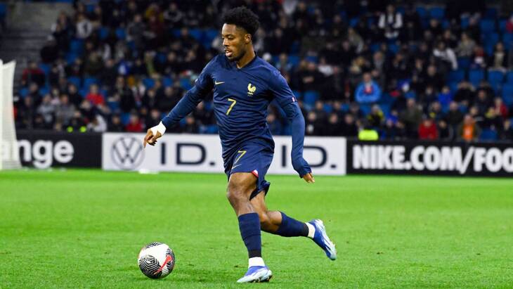 Форвард хозяев Элье Ваи