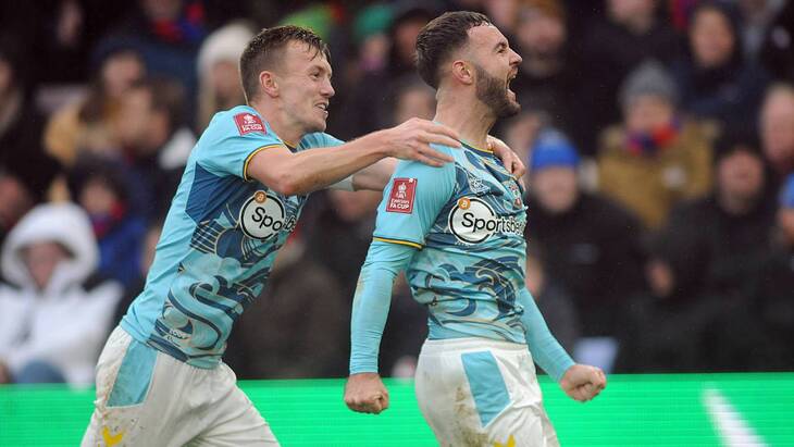 Адам Армстронг (справа) ведет «Саутгемптон» к возвращению в АПЛ