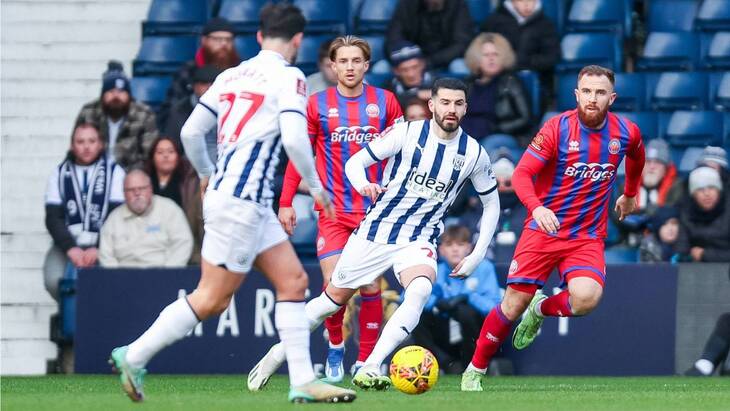 Алекс Моуэтт (с мячом) — лидер «Вест Бромвича»