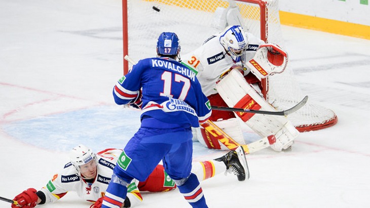 СКА забрасывает шайбу в ворота «Йокерита»