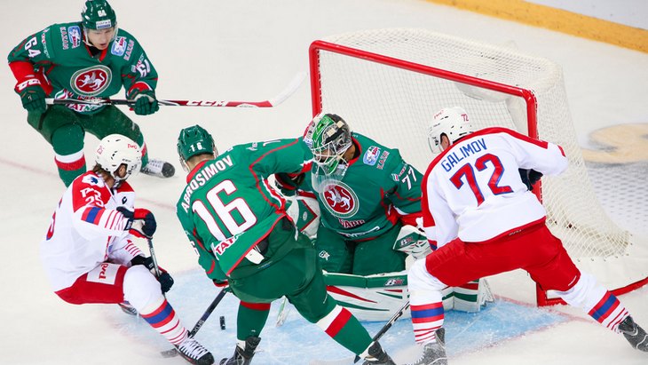 стартовое вбрасывание в матче «Локомотив» — «Ак Барс»