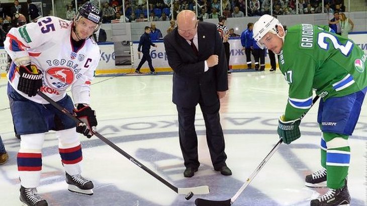 Стартовое вбрасывание в матче «Салават Юлаев» — «Торпедо» НН