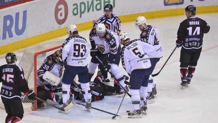 Борьба на пятаке в матче «Трактор» – «Сочи»