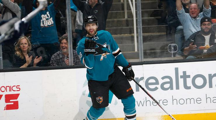 Брет Бернс «Сан-Хосе» празднует забитую шайбу