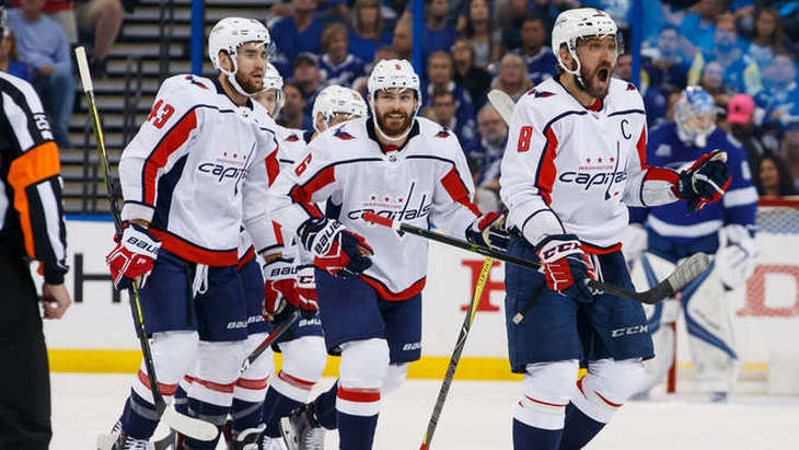 Александр Овечкин (справа)