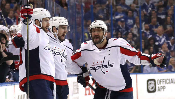 Александр Овечкин (справа)