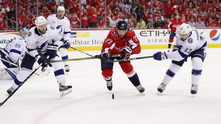 Ти Джей Оши (по центру)