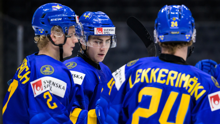 Бреннан Отман празднует гол в ворота Финляндии