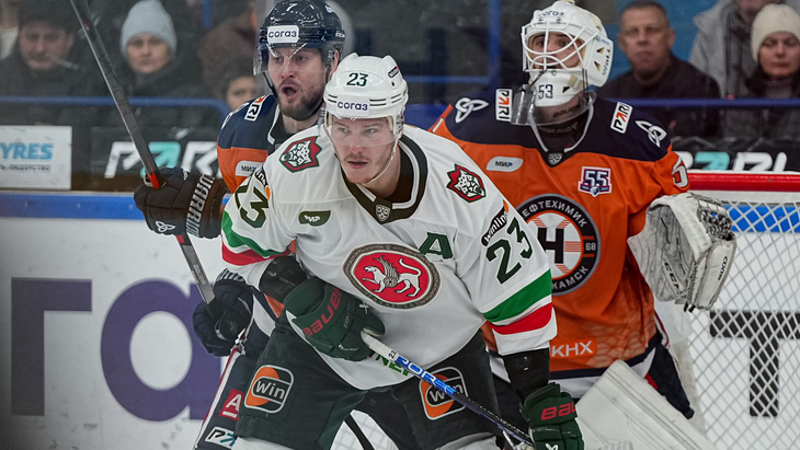 Дмитрий Яшкин в игре а «Нефтехимиком»